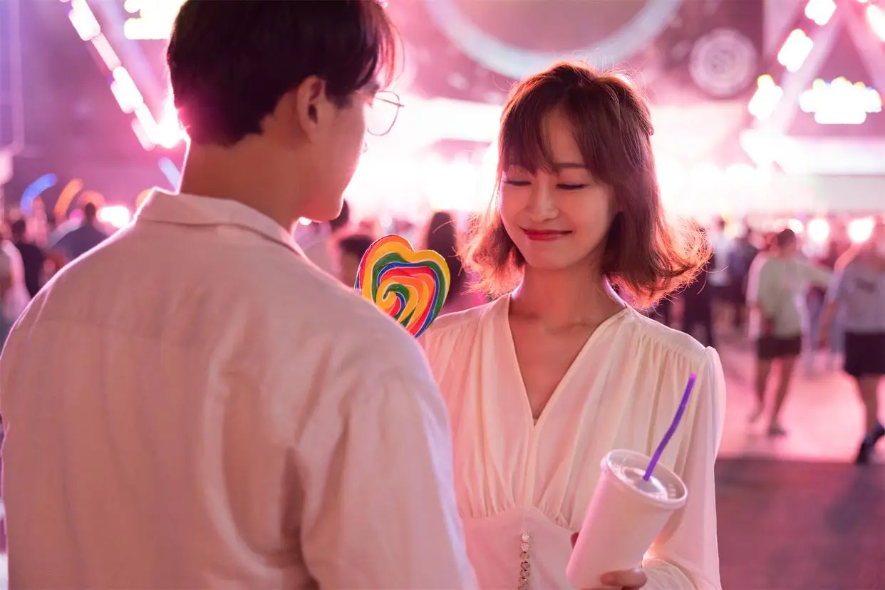 女人想做你的情人，嘴上不会说，会给你这个信号，错不了