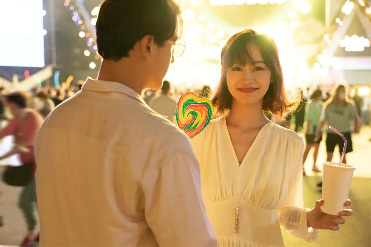 女人想做你的情人，嘴上不会说，会给你这个信号，错不了