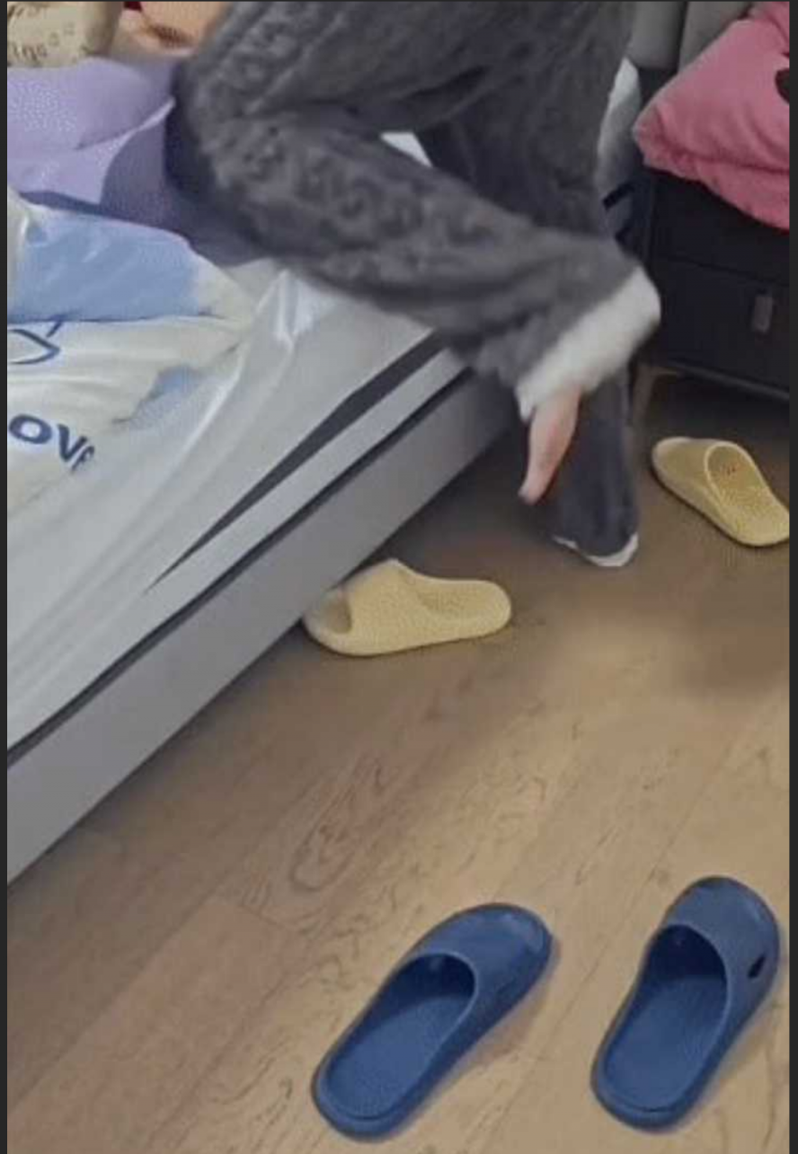 最新爆料乱伦 太炸裂太真实了 儿子愉拍妈妈洗澡后直接床上强上 按住狂干超真实对白 纯纯的家庭禁忌现场