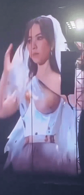 猎奇 邓紫棋真拿兄弟不当外人呀，邓紫棋演唱会透视装露乳晕，大波美如画亮瞎现场观众！