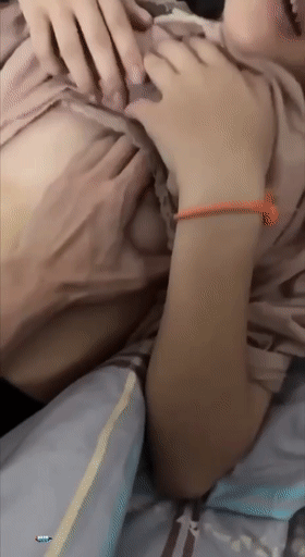 猎奇女寝内与女友艹逼啪啪啪，好多妹妹在睡觉，趁机与女友来一发，粉嫩的乳头，下铺床上疯狂艹逼！