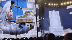 猎奇 邓紫棋真拿兄弟不当外人呀，邓紫棋演唱会透视装露乳晕，大波美如画亮瞎现场观众！