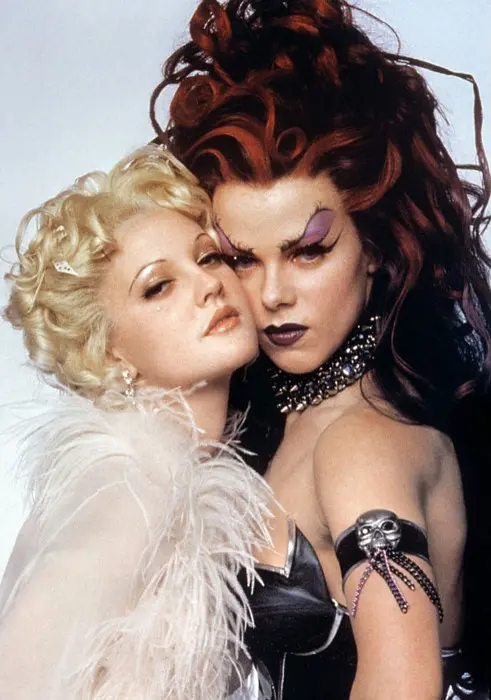 迷毒早熟小萝莉 珠圆玉润俏娇娃 德鲁·巴里摩尔因随地小便被捕