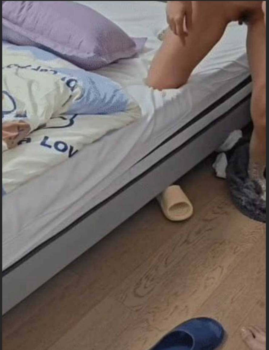 最新爆料乱伦 太炸裂太真实了 儿子愉拍妈妈洗澡后直接床上强上 按住狂干超真实对白 纯纯的家庭禁忌现场