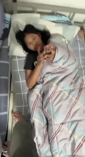 猎奇女寝内与女友艹逼啪啪啪，好多妹妹在睡觉，趁机与女友来一发，粉嫩的乳头，下铺床上疯狂艹逼！