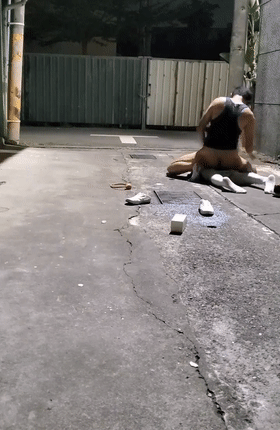 00后 JK妹子醉倒在小巷子内，被路过的小哥摁在地上撩开裙子就是一顿猛操，还疯狂口爆，简直爽翻了！