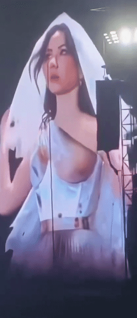 猎奇 邓紫棋真拿兄弟不当外人呀，邓紫棋演唱会透视装露乳晕，大波美如画亮瞎现场观众！