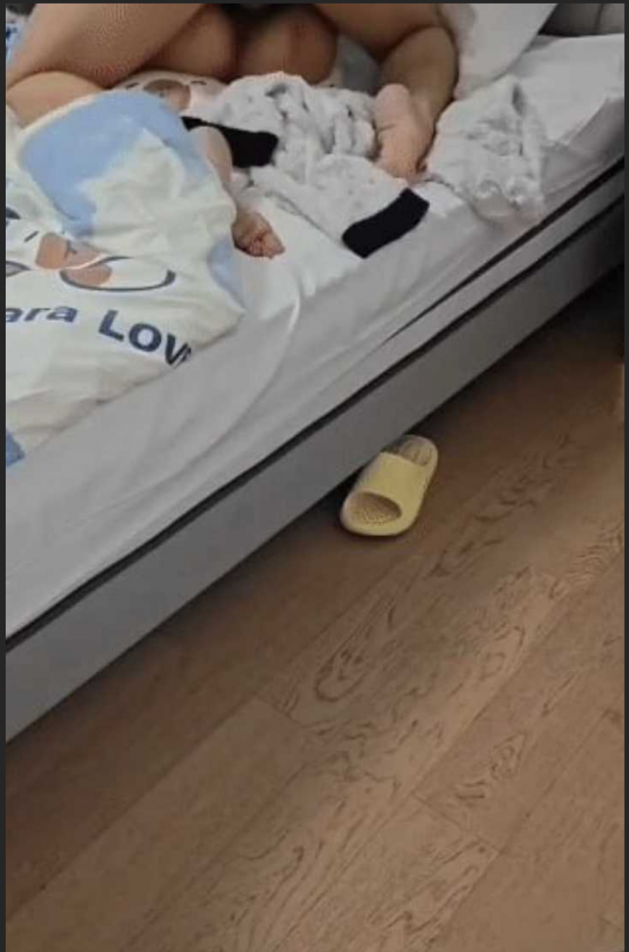 最新爆料乱伦 太炸裂太真实了 儿子愉拍妈妈洗澡后直接床上强上 按住狂干超真实对白 纯纯的家庭禁忌现场