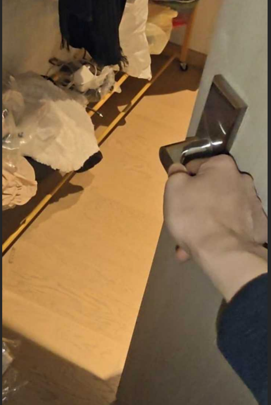 最新爆料乱伦 太炸裂太真实了 儿子愉拍妈妈洗澡后直接床上强上 按住狂干超真实对白 纯纯的家庭禁忌现场