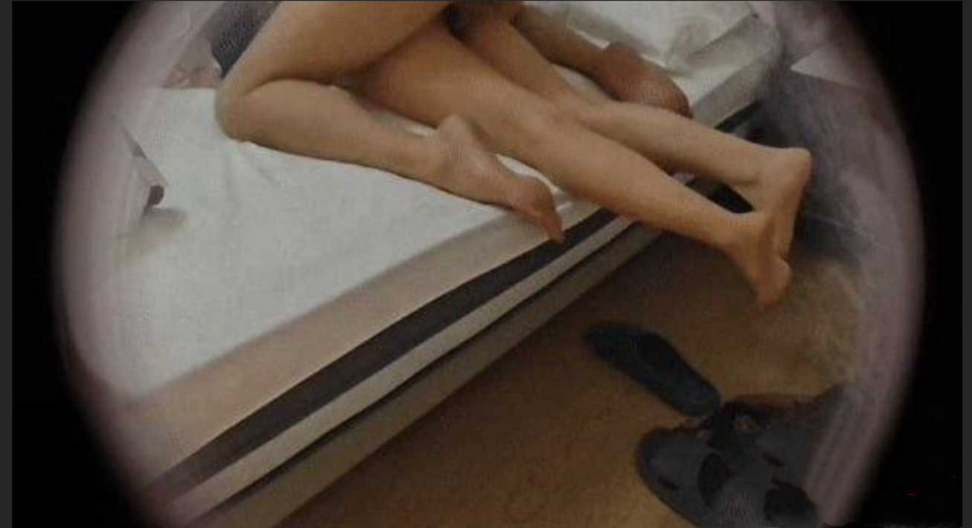 最新爆料乱伦 太炸裂太真实了 儿子愉拍妈妈洗澡后直接床上强上 按住狂干超真实对白 纯纯的家庭禁忌现场