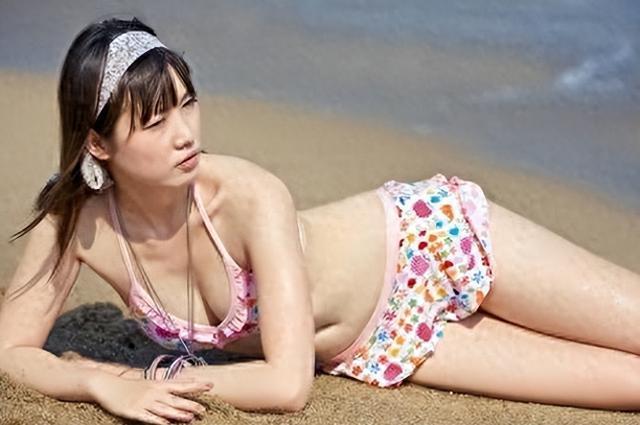 点评张筱雨 尽管张筱雨大名如日中天 堪称裸冠 人也算漂亮