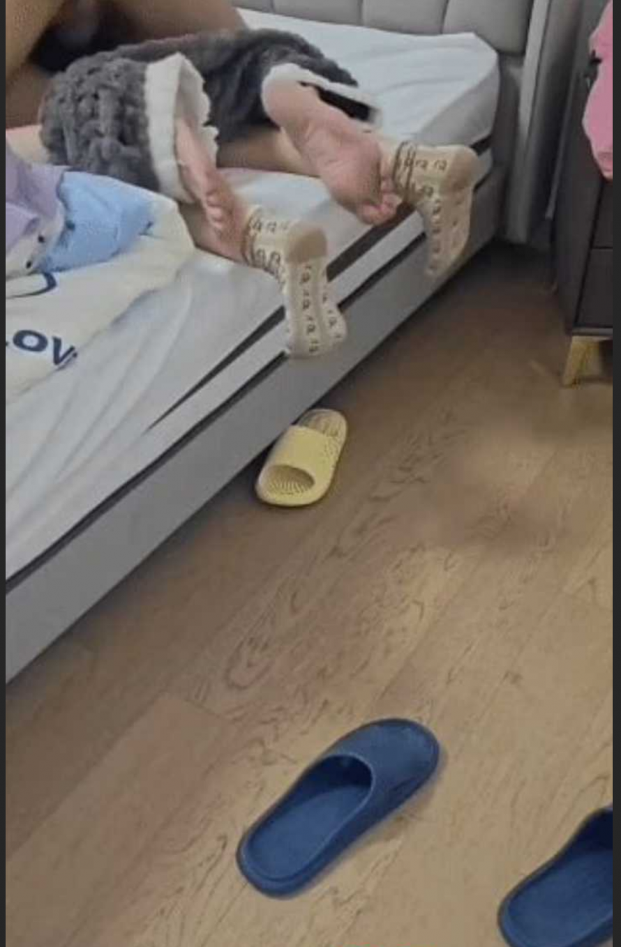 最新爆料乱伦 太炸裂太真实了 儿子愉拍妈妈洗澡后直接床上强上 按住狂干超真实对白 纯纯的家庭禁忌现场