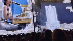 猎奇 邓紫棋真拿兄弟不当外人呀，邓紫棋演唱会透视装露乳晕，大波美如画亮瞎现场观众！