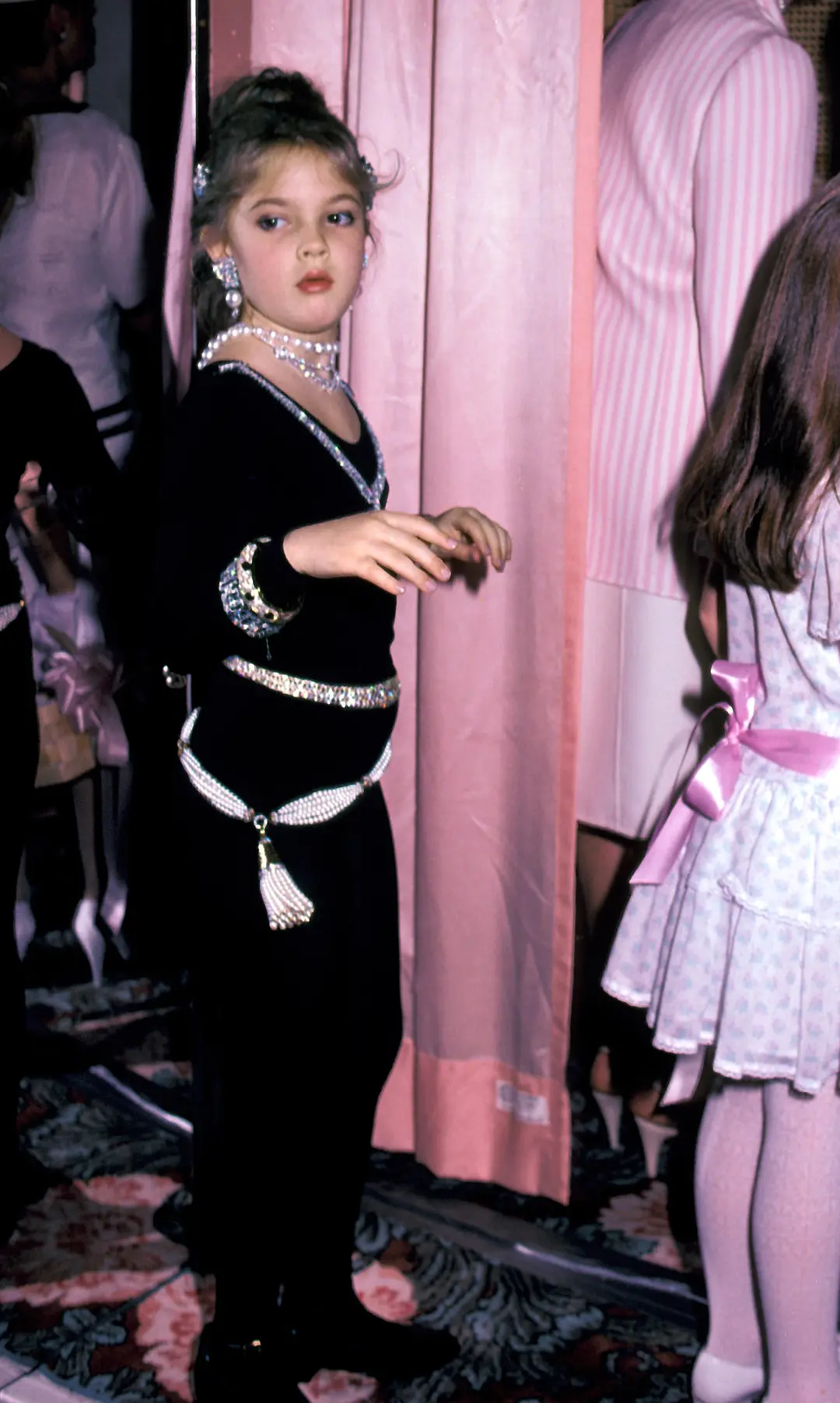 迷毒早熟小萝莉 珠圆玉润俏娇娃 德鲁·巴里摩尔因随地小便被捕