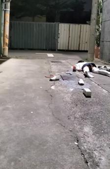 00后 JK妹子醉倒在小巷子内，被路过的小哥摁在地上撩开裙子就是一顿猛操，还疯狂口爆，简直爽翻了！