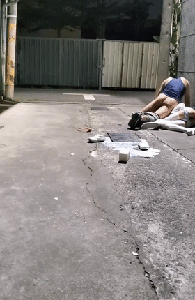 00后 JK妹子醉倒在小巷子内，被路过的小哥摁在地上撩开裙子就是一顿猛操，还疯狂口爆，简直爽翻了！