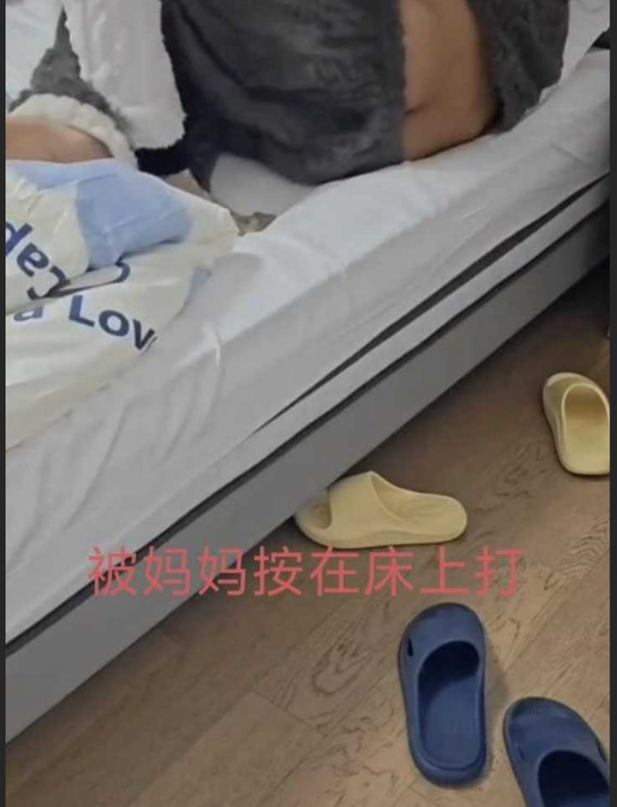 最新爆料乱伦 太炸裂太真实了 儿子愉拍妈妈洗澡后直接床上强上 按住狂干超真实对白 纯纯的家庭禁忌现场