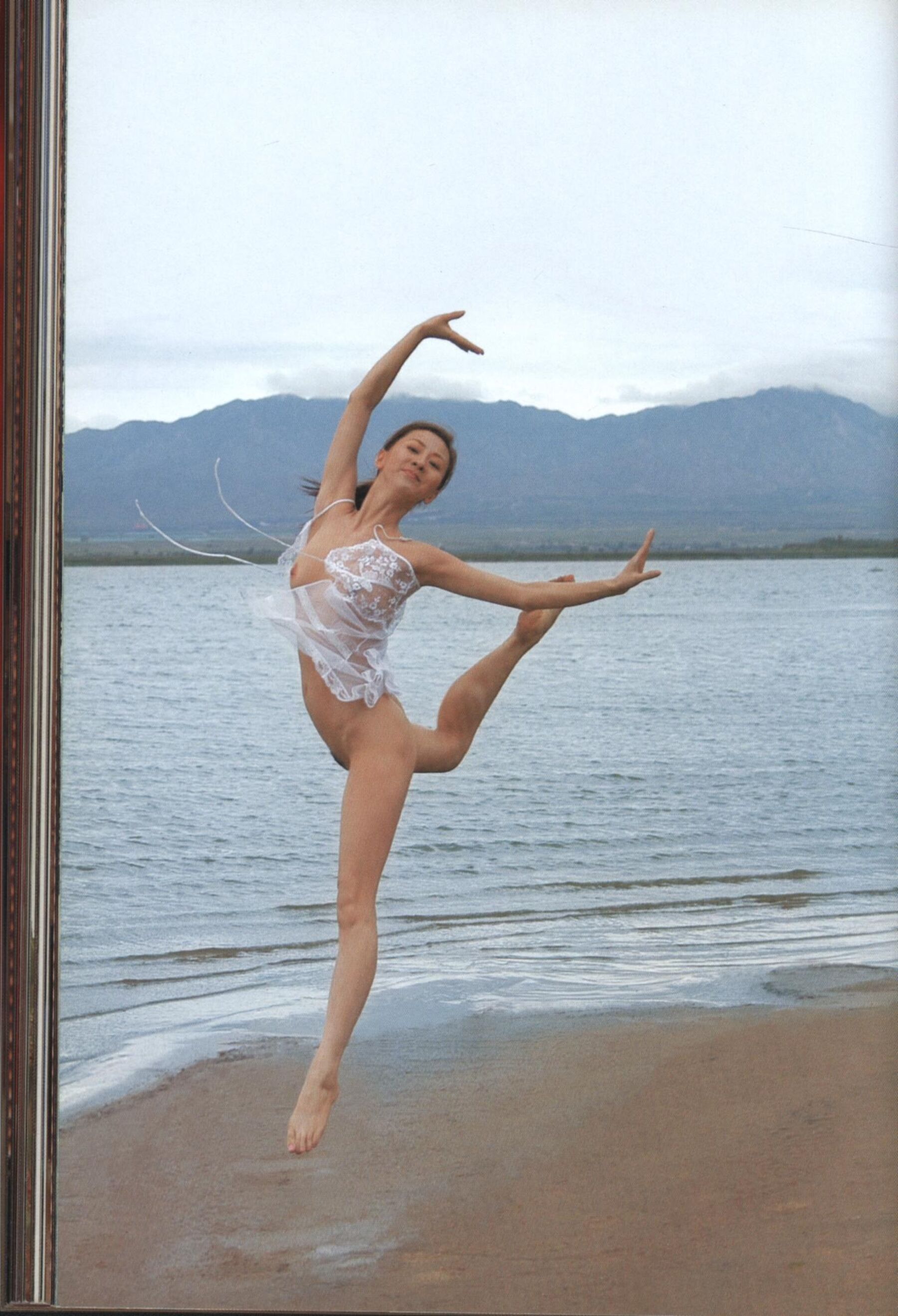 国模开山鼻祖汤加丽 人体艺术跟情色就是一纸之隔 而且纸很薄