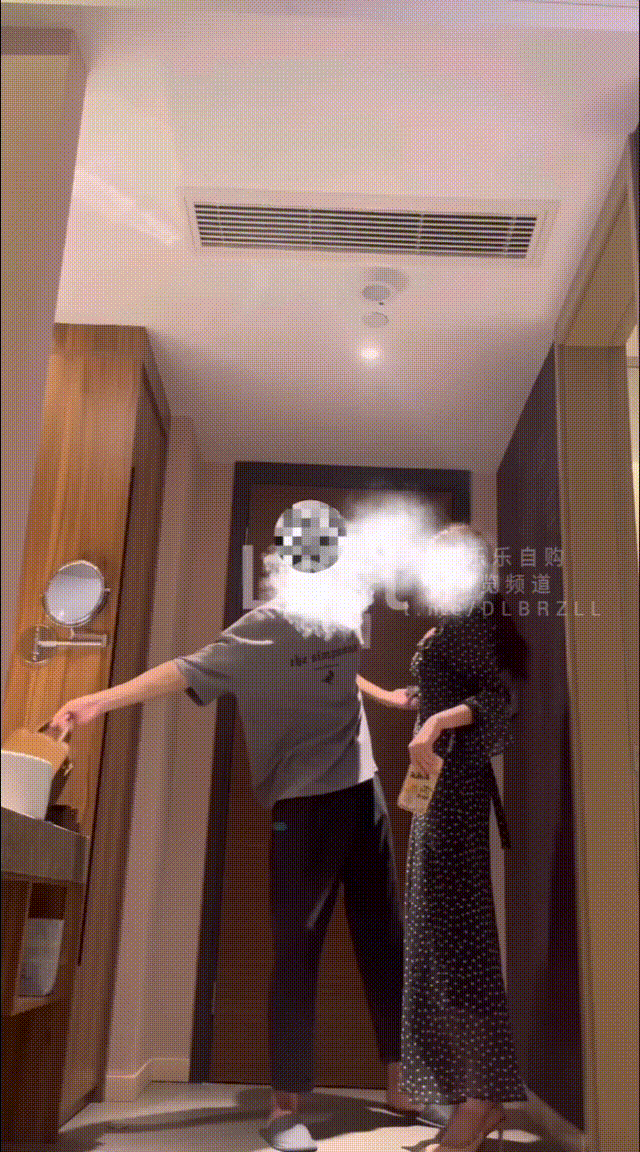 山东189体育生 Lost 偏爱人妻少妇 这个骚货就开始忍不住发骚了 到酒店 一进门在门口就舌吻