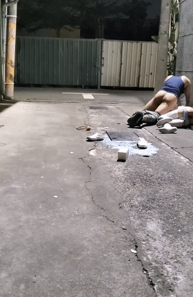 00后 JK妹子醉倒在小巷子内，被路过的小哥摁在地上撩开裙子就是一顿猛操，还疯狂口爆，简直爽翻了！