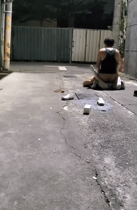 00后 JK妹子醉倒在小巷子内，被路过的小哥摁在地上撩开裙子就是一顿猛操，还疯狂口爆，简直爽翻了！