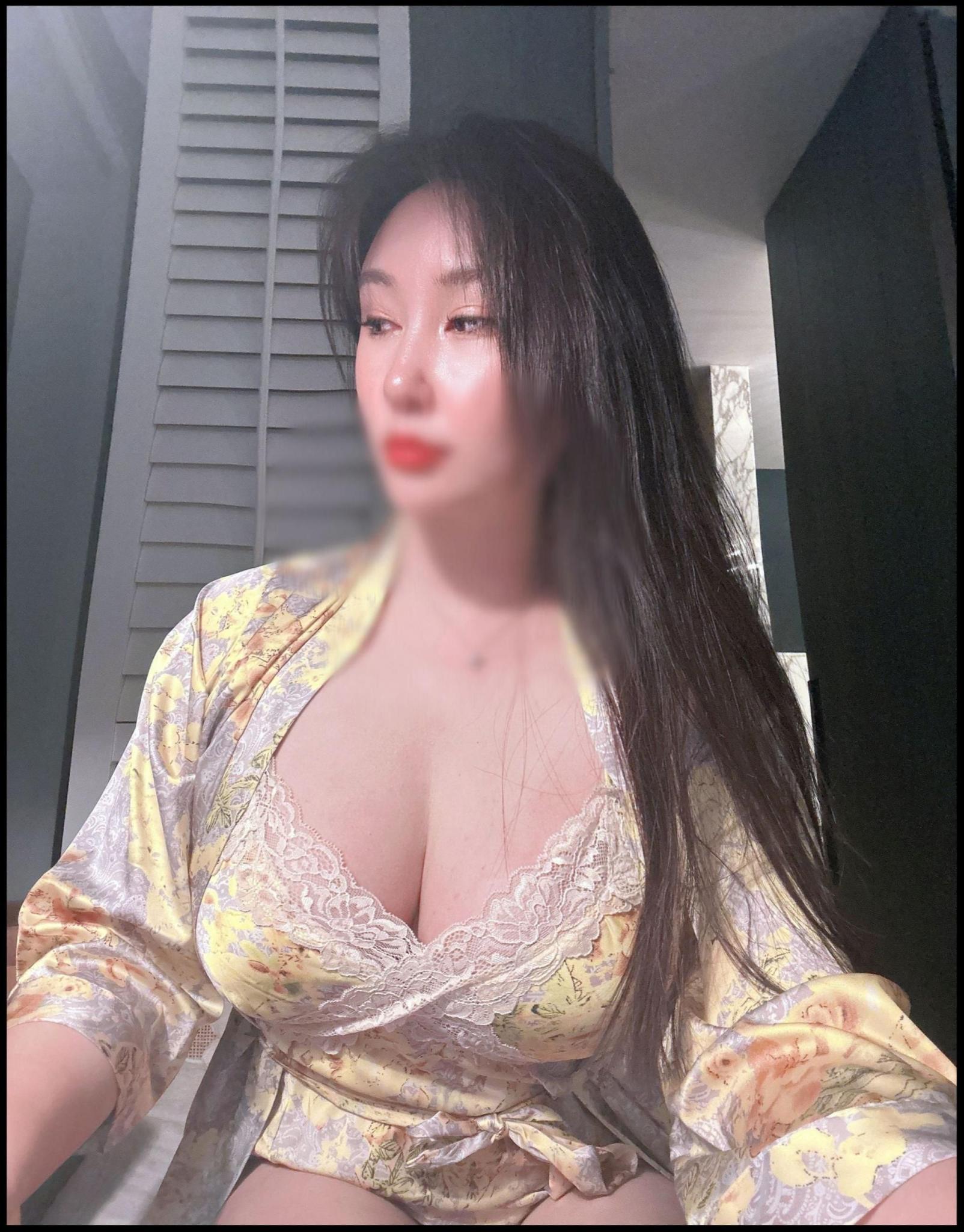 出差远程指挥并享受人妻被单男玩弄