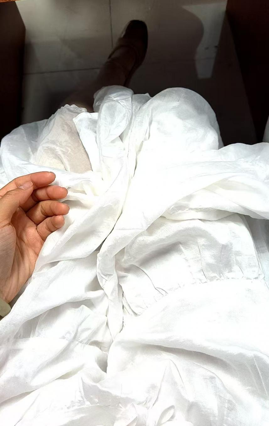 余灵梓今日清纯的裙子搭配迷人的丁字裤