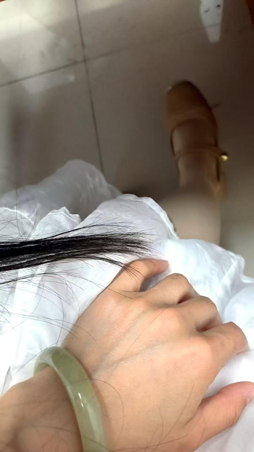 余灵梓今日清纯的裙子搭配迷人的丁字裤