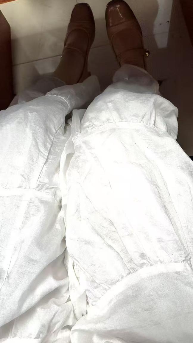 余灵梓今日清纯的裙子搭配迷人的丁字裤