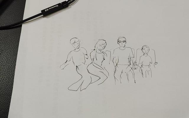 妻子与老公跟孩子一起看电影时 与邻座男子偷情被抓现行