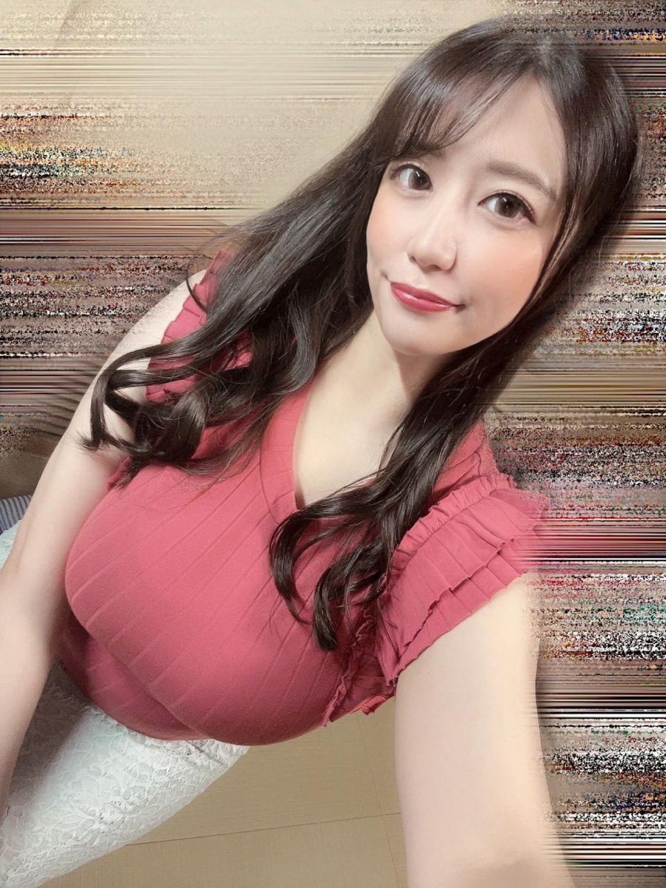 武田怜香色气反差引发讨论! 欲求不满人妻设定大获好评!