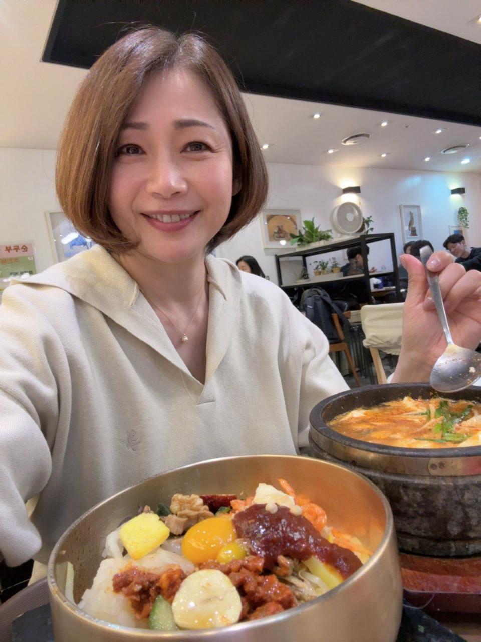 友田真希53岁熟女魅力不减！ 母性与情欲交织的反差魅力！