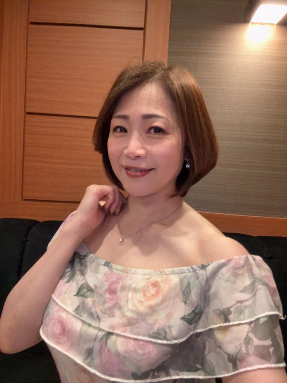 友田真希53岁熟女魅力不减！ 母性与情欲交织的反差魅力！