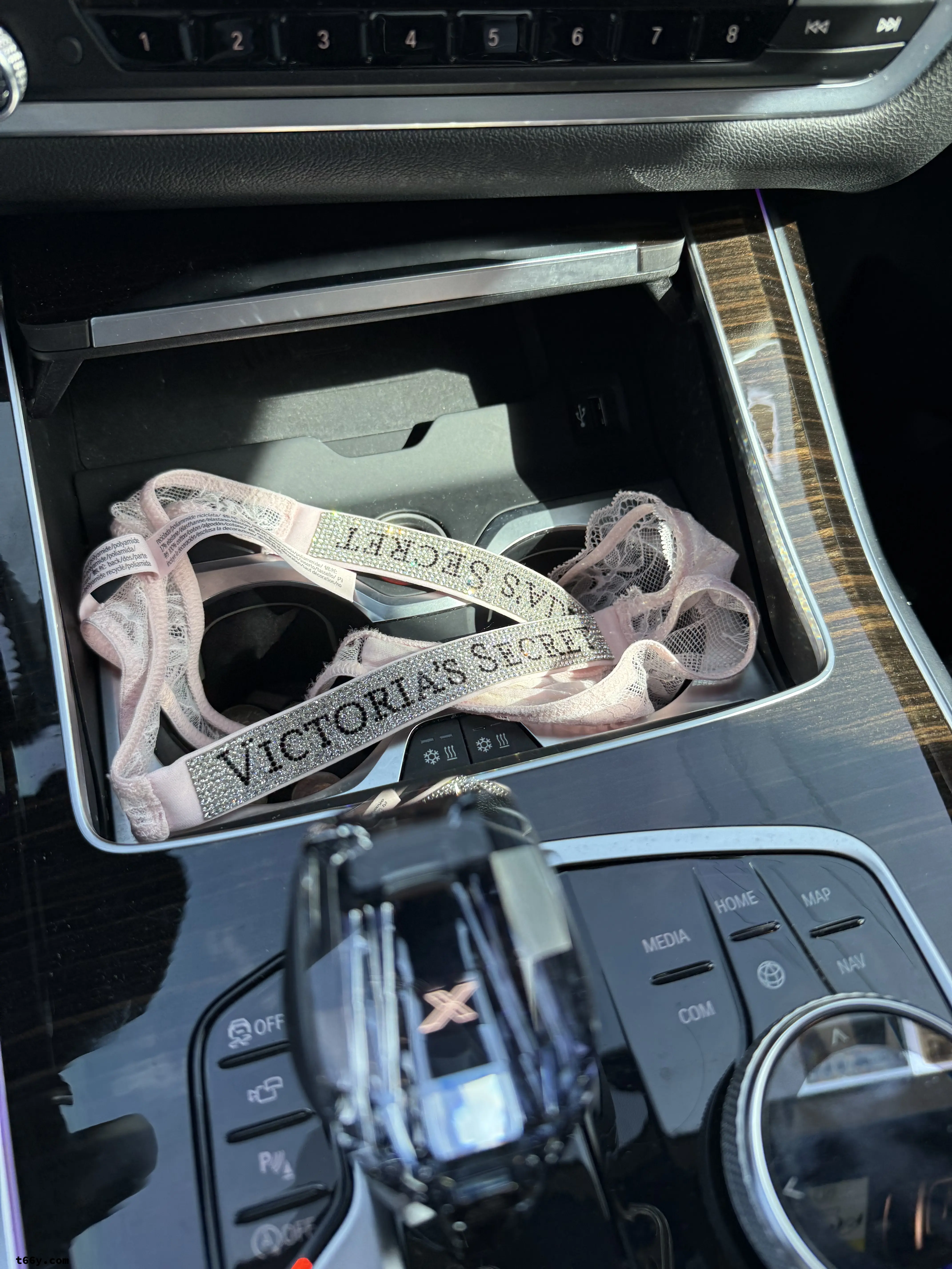 安排骚妻穿迷你裙真空上阵逛商场