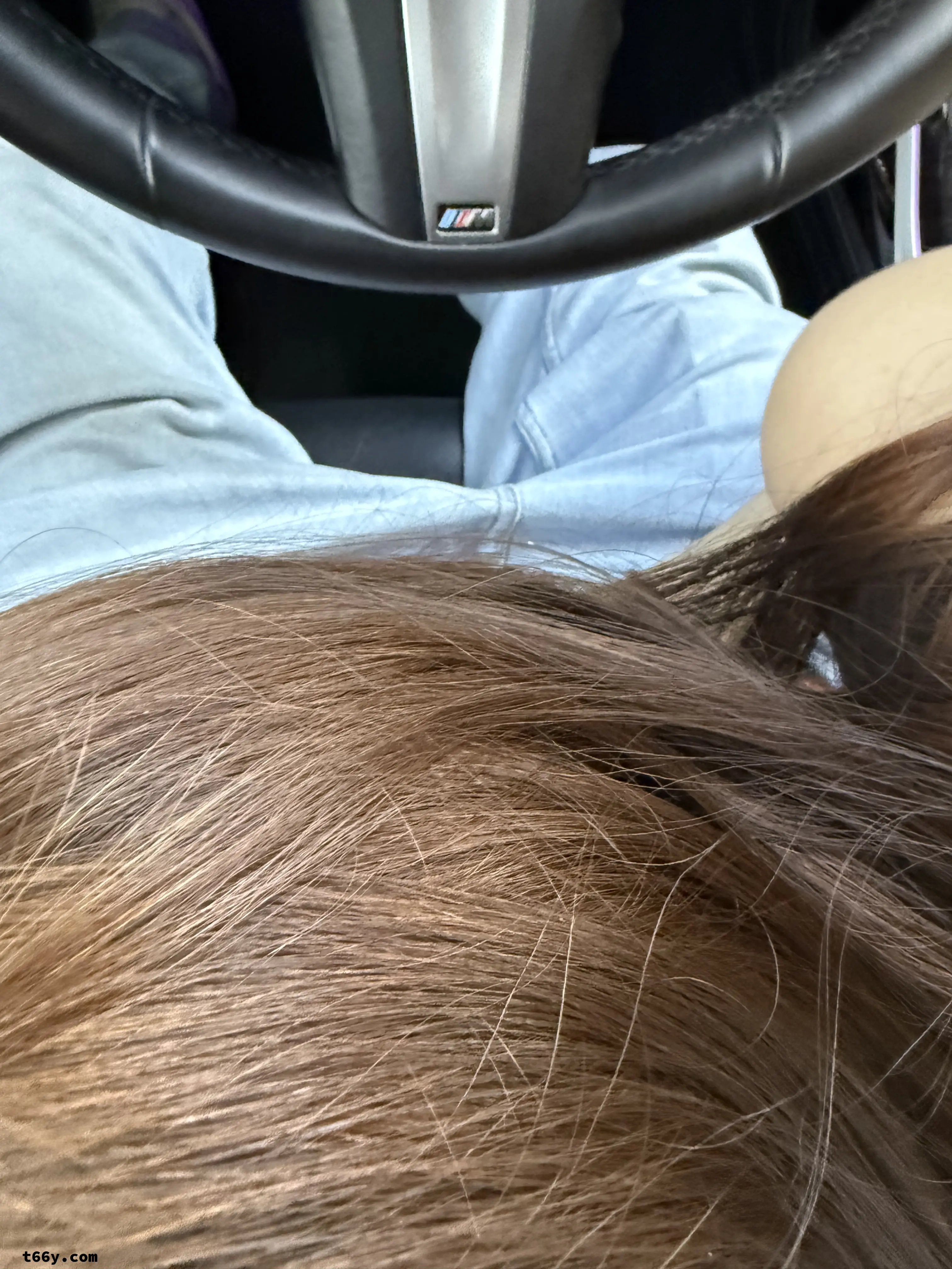 安排骚妻穿迷你裙真空上阵逛商场