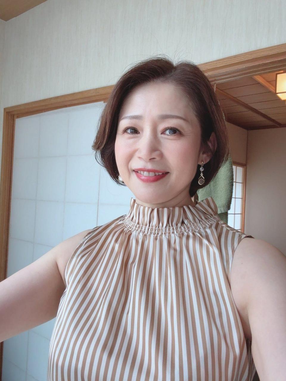 友田真希53岁熟女魅力不减！ 母性与情欲交织的反差魅力！
