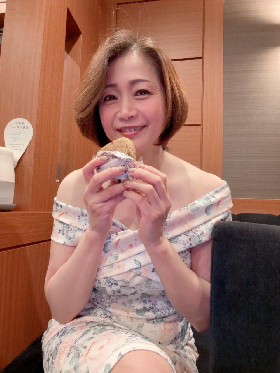 友田真希53岁熟女魅力不减！ 母性与情欲交织的反差魅力！