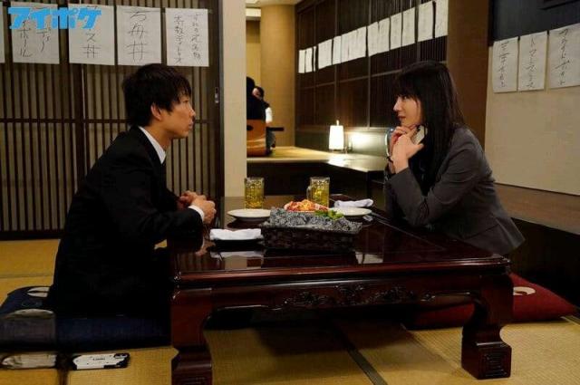 公司新来的女同事 被雨淋湿了来我家换衣服