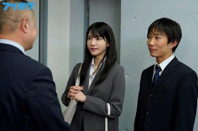 公司新来的女同事 被雨淋湿了来我家换衣服