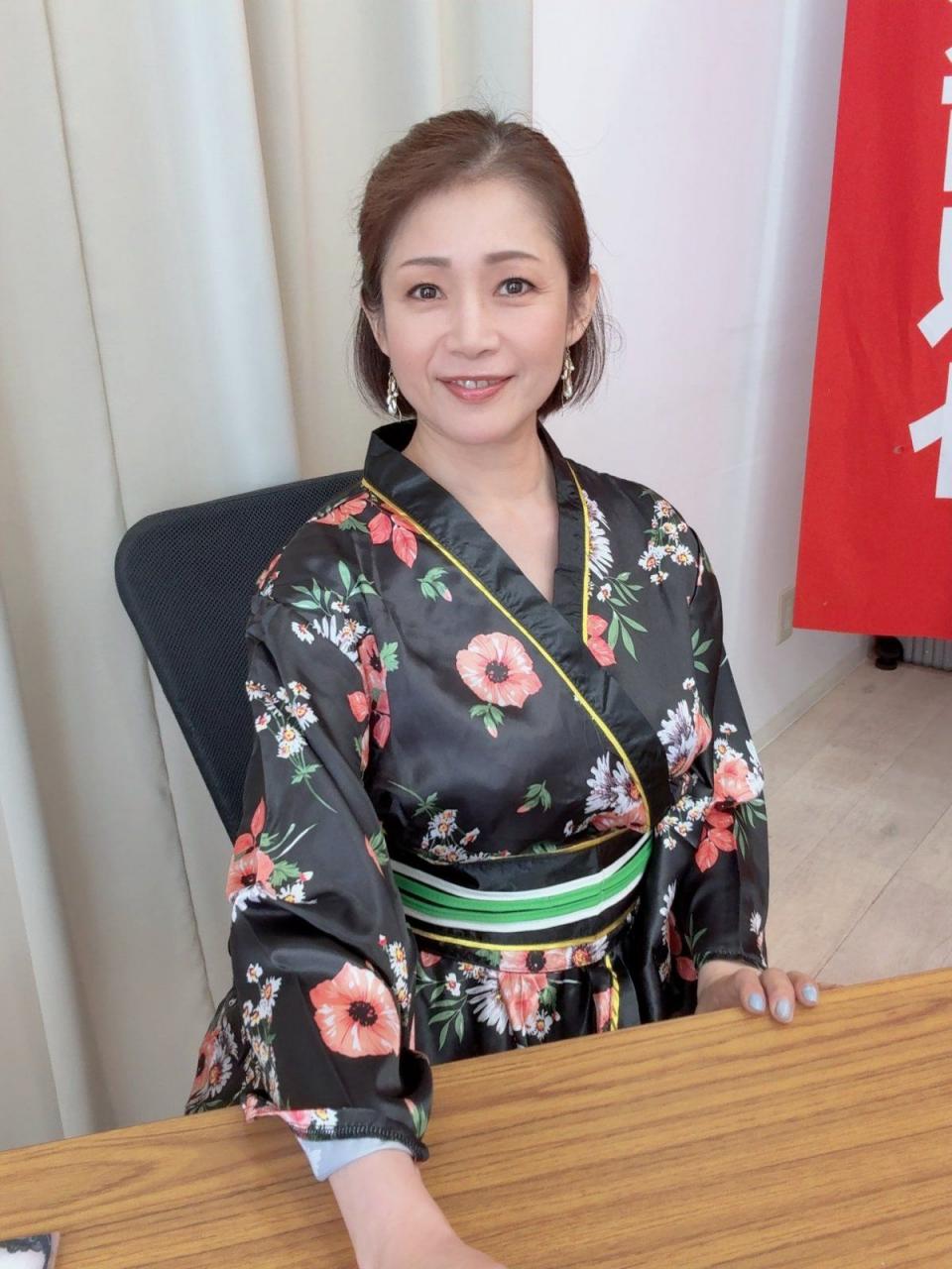 友田真希53岁熟女魅力不减！ 母性与情欲交织的反差魅力！
