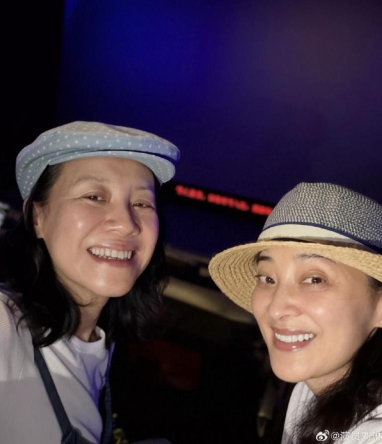 梅婷刘琳开心合影笑到模糊！两人二十多年的神仙友谊，真让人羡慕