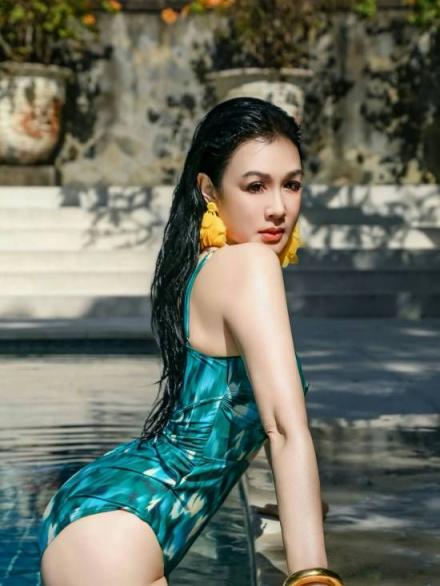 55岁钟丽缇大秀泳装照！不老女神身材依旧傲人