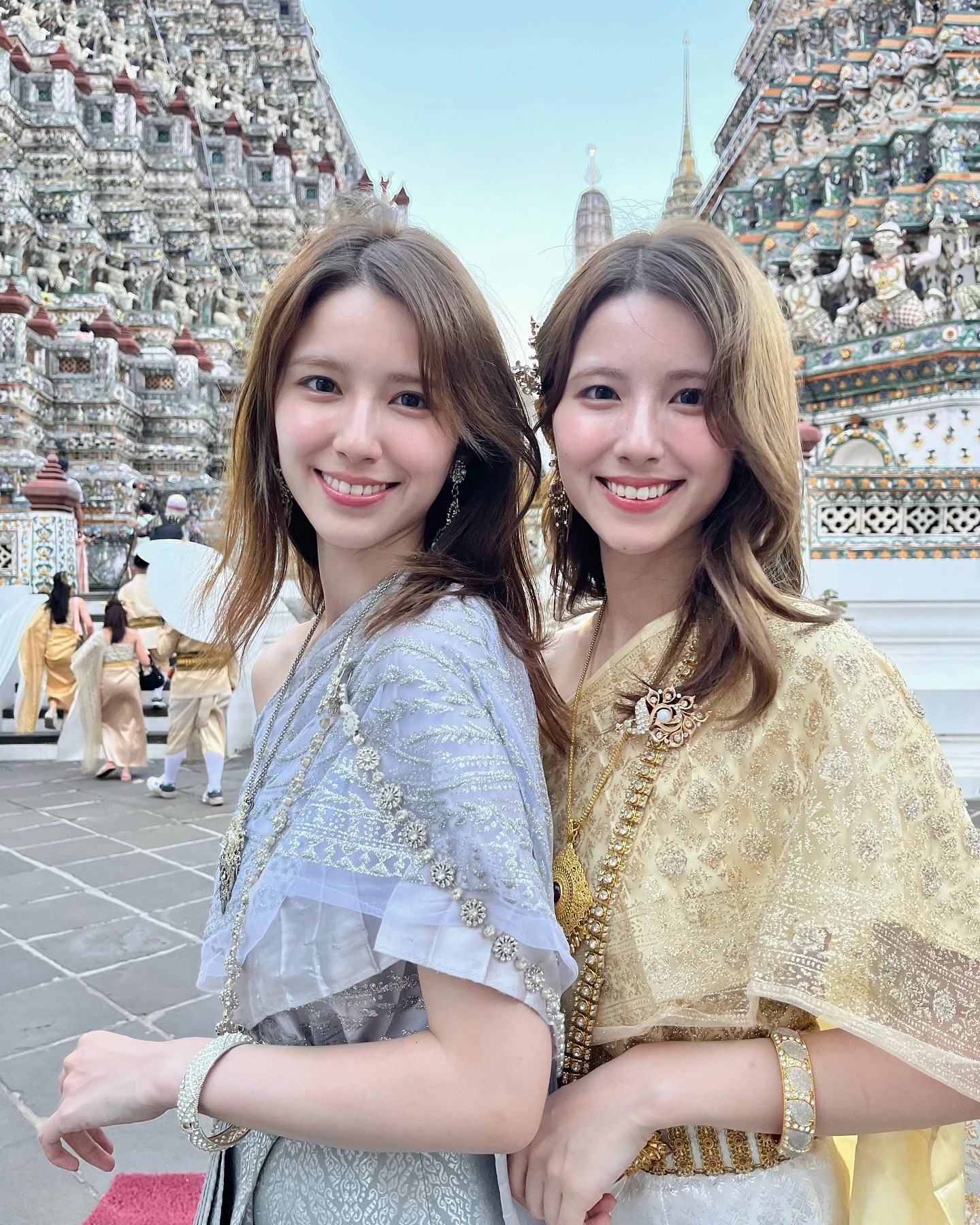 不是 AI!日本极品正妹双胞胎晒仙气合照,脸蛋、服装、微笑…连发丝都一模一样!