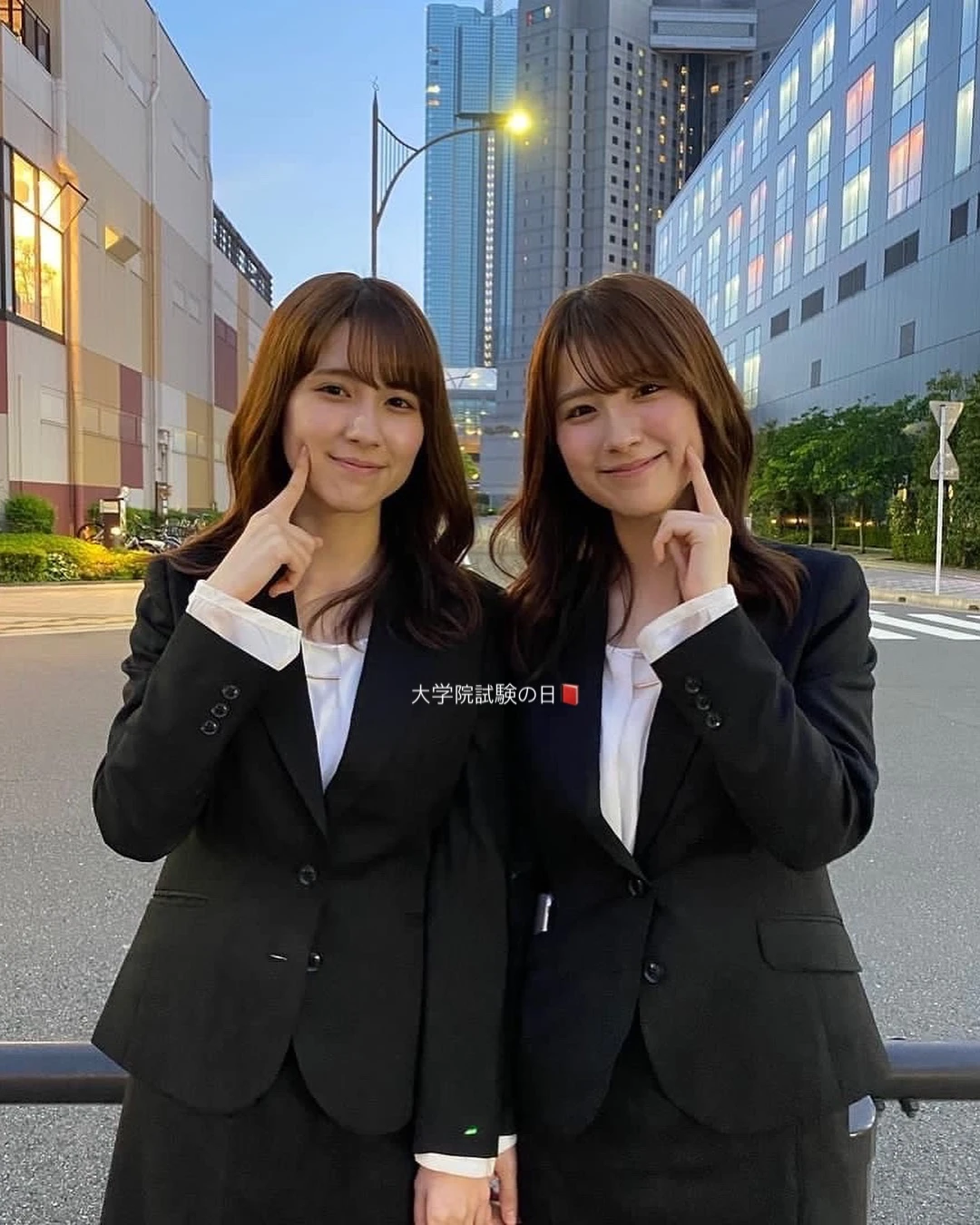 不是 AI!日本极品正妹双胞胎晒仙气合照,脸蛋、服装、微笑…连发丝都一模一样!
