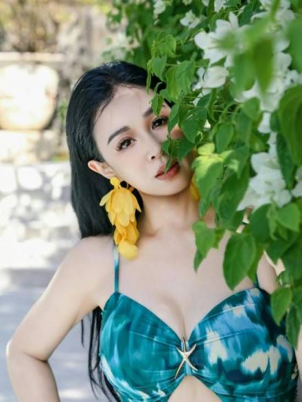 55岁钟丽缇大秀泳装照！不老女神身材依旧傲人