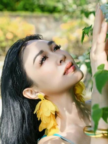 55岁钟丽缇大秀泳装照！不老女神身材依旧傲人
