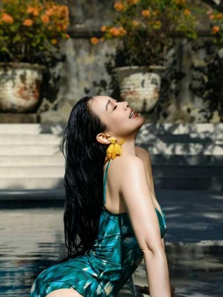 55岁钟丽缇大秀泳装照！不老女神身材依旧傲人