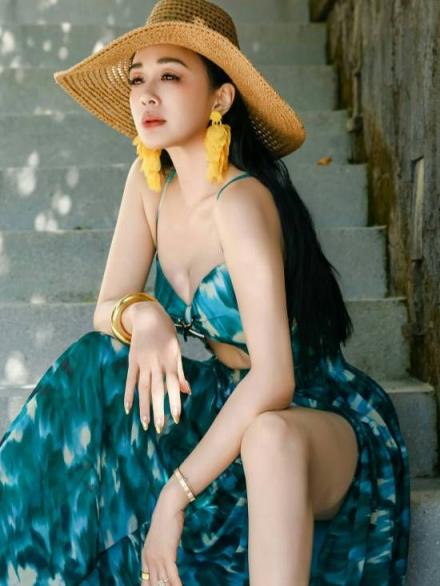 55岁钟丽缇大秀泳装照！不老女神身材依旧傲人