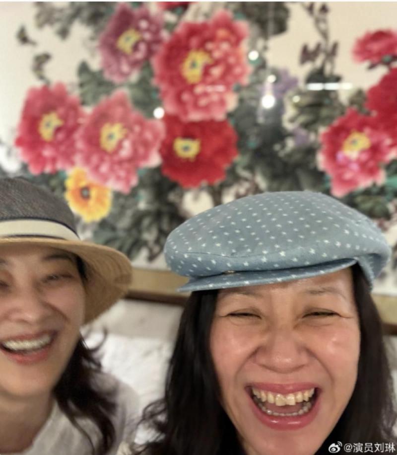 梅婷刘琳开心合影笑到模糊！两人二十多年的神仙友谊，真让人羡慕