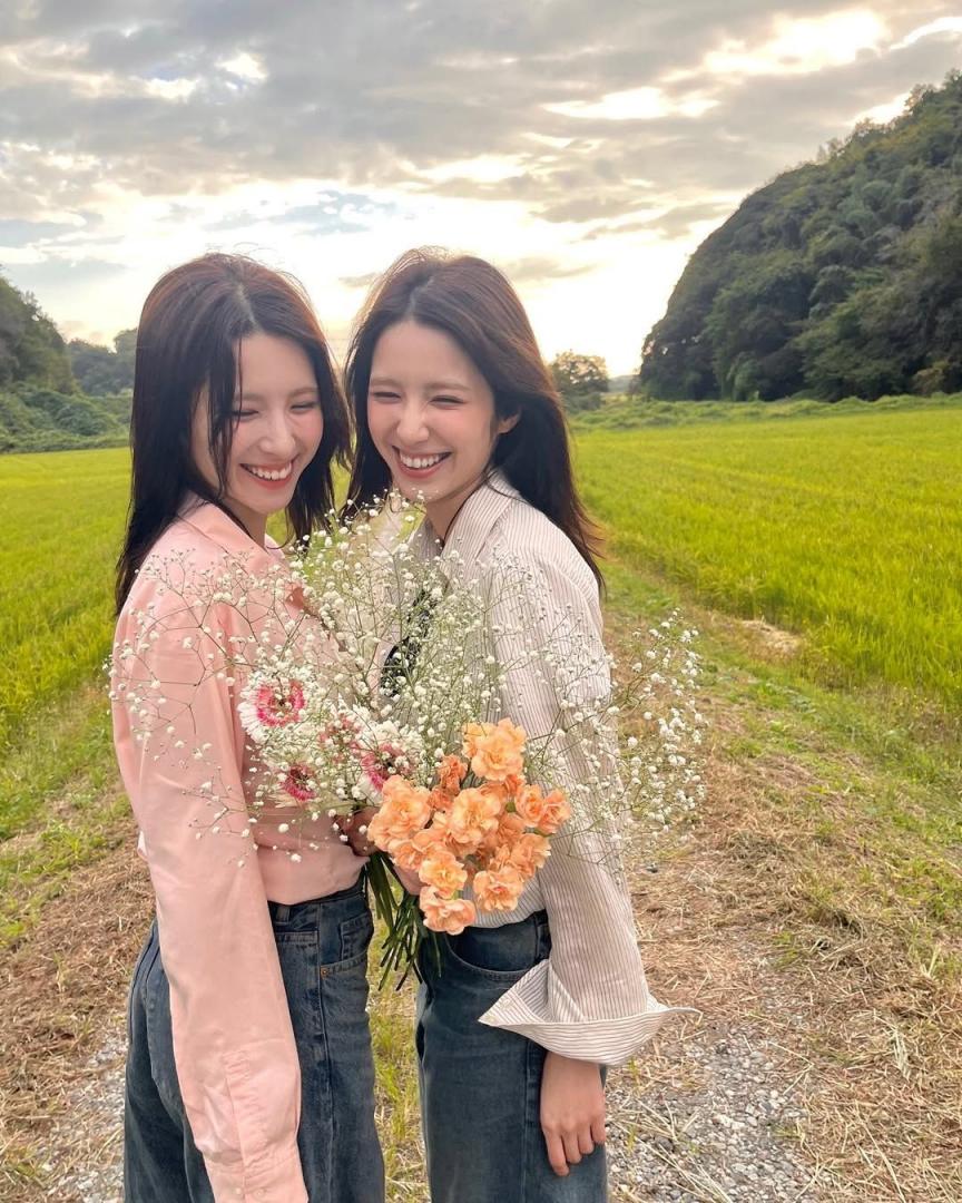 不是 AI!日本极品正妹双胞胎晒仙气合照,脸蛋、服装、微笑…连发丝都一模一样!